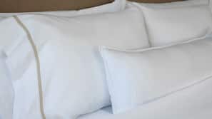Ropa de cama hipoalergénica, edredones de plumas, minibar y caja fuerte