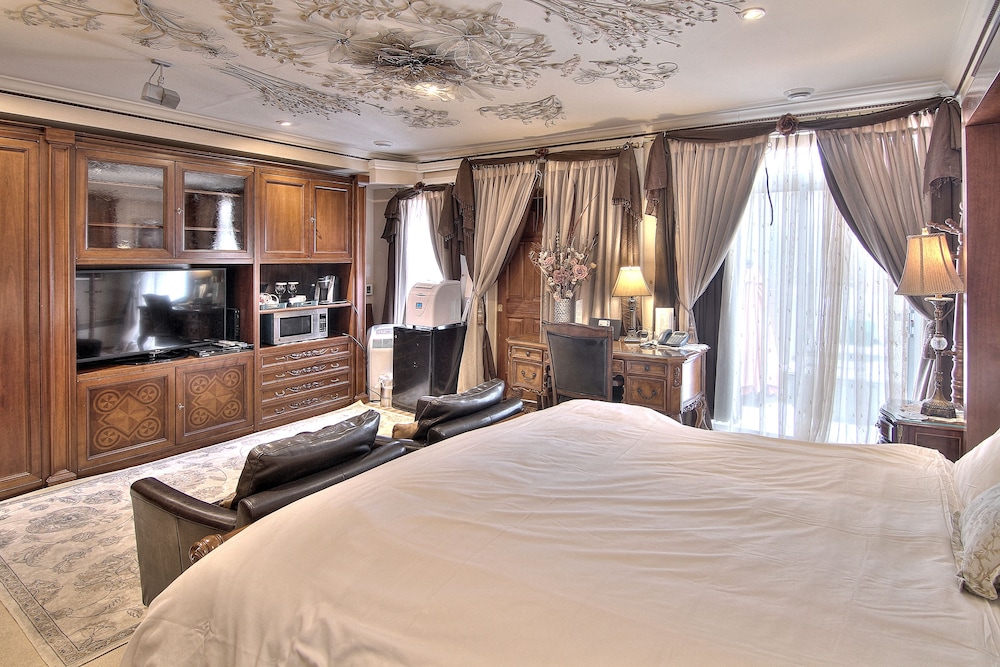 Chateau Saint-Marc in Montréal, Canada