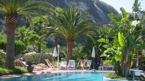 Piscine extérieure (ouverte en saison), parasols de plage