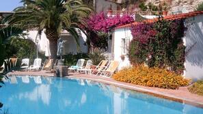 Piscine extérieure (ouverte en saison), parasols de plage
