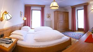 Down comforters, in-room safe, desk, blackout drapes