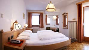 Down comforters, in-room safe, desk, blackout drapes