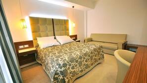 Premium bedding, in-room safe, free WiFi, wheelchair access
