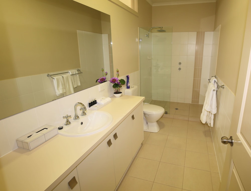 Bathroom, Wallaroo Marina Apartments