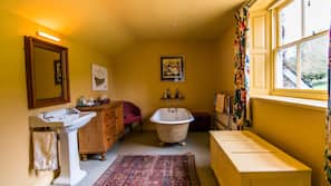Bathtub, free toiletries, towels