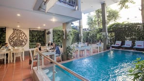 2 outdoor pools, pool loungers