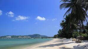 Beach nearby, white sand, 2 beach bars