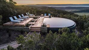 11 outdoor pools, pool umbrellas, pool loungers