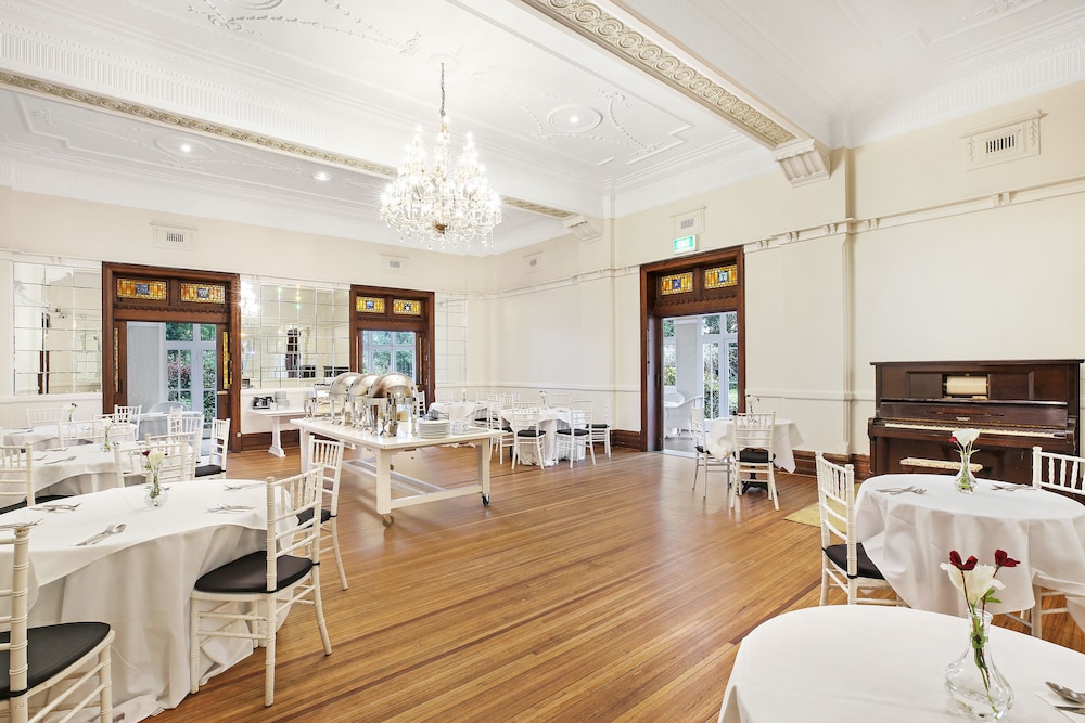 The Robertson Hotel AU153 Deals & Reviews (Robertson, AUS) Wotif The Robertson Hotel AU153 Deals & Reviews (Robertson, AUS) Wotif