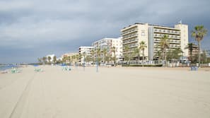 Sulla spiaggia, lettini da mare, pallavolo
