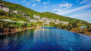 2 outdoor pools, free pool cabanas, pool umbrellas