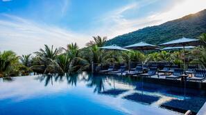 2 outdoor pools, free pool cabanas, pool umbrellas
