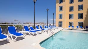 2 outdoor pools