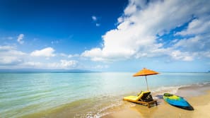 Trên bãi biển, lều miễn phí, ghế dài tắm nắng, dù trên bãi biển