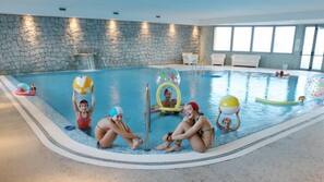 Una piscina cubierta
