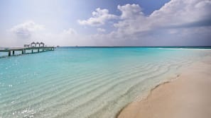 Privatstrand, weißer Sandstrand, Liegestühle, Sonnenschirme