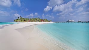 Privatstrand, weißer Sandstrand, Liegestühle, Sonnenschirme