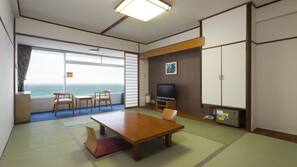 In-room safe, blackout drapes, free WiFi