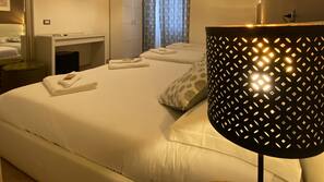 Minibar, coffre-forts dans les chambres, bureau, rideaux occultants