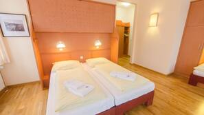 Hypo-allergenic bedding, in-room safe, desk, free WiFi