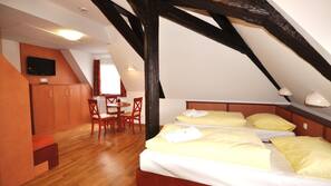 Hypo-allergenic bedding, in-room safe, desk, free WiFi