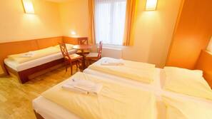 Hypo-allergenic bedding, in-room safe, desk, free WiFi