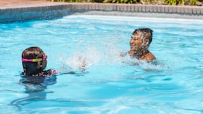 2 outdoor pools