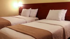 Cortinas opacas, wifi gratis, ropa de cama