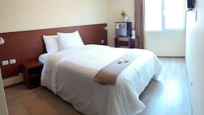 Cortinas opacas, wifi gratis, ropa de cama