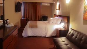 Cortinas opacas, wifi gratis, ropa de cama
