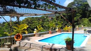Una piscina al aire libre, tumbonas