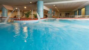 Una piscina al aire libre de temporada, sombrillas, tumbonas