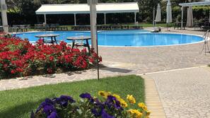 Piscina stagionale all'aperto, ombrelloni da piscina, lettini