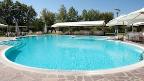 Piscina stagionale all'aperto, ombrelloni da piscina, lettini