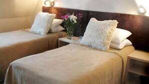 Cortinas opacas y tabla de planchar con plancha