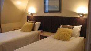 Cortinas opacas y tabla de planchar con plancha