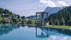 Piscina coperta, piscina all'aperto, lettini