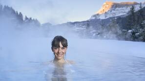 Piscina coperta, piscina all'aperto, lettini