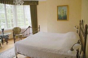 Standard Double Room, Private Bathroom | Desk, iron/ironing board, cribs/infant beds, rollaway beds