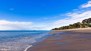 Ubicación a pie de playa, servicio de transporte a la playa y tumbonas