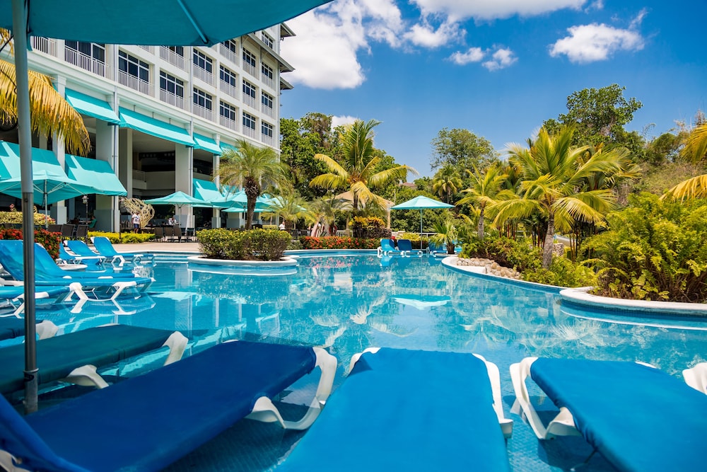 Infinity pool, Sheraton Bijao Beach Resort