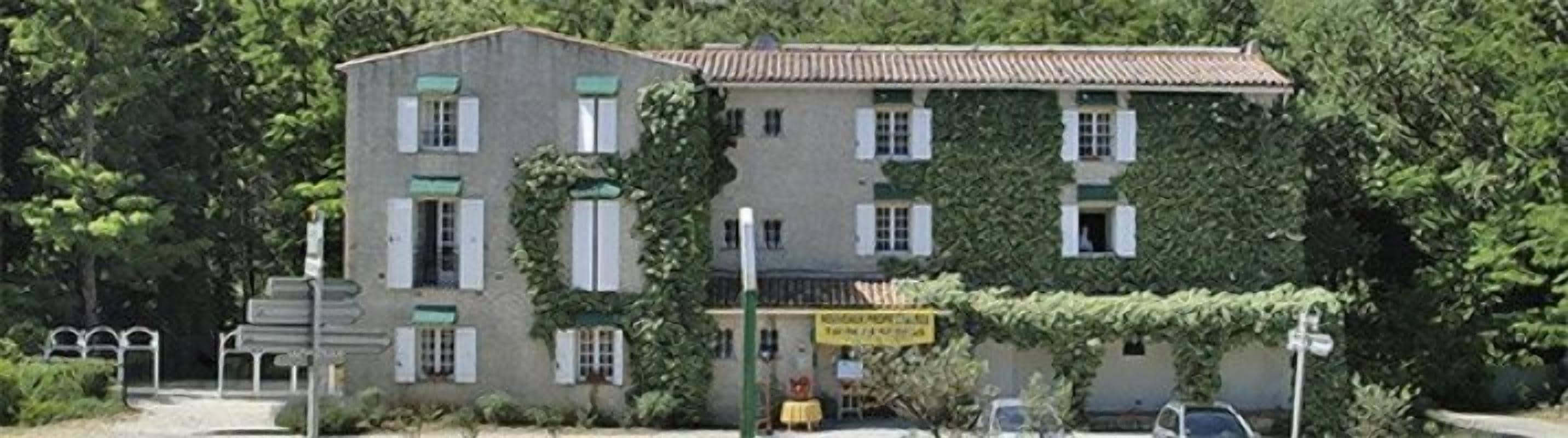 Hotel Les Esparrus in Villecroze, France