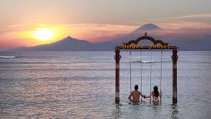 Bãi biển riêng, cát trắng, nhà lều trên biển, ghế dài tắm nắng