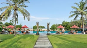 Hồ bơi ngoài trời, dù/ô trên bãi biển/hồ bơi, ghế dài tắm nắng