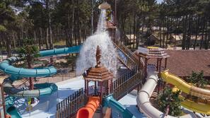 Piscina externa sazonal, funciona das 10h00 às 20h00, guarda-sóis