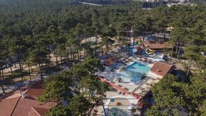 Piscina externa sazonal, funciona das 10h00 às 20h00, guarda-sóis