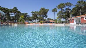 Piscina externa sazonal, funciona das 10h00 às 20h00, guarda-sóis