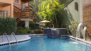 Piscine extérieure, chaises longues
