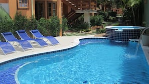 Piscine extérieure, chaises longues