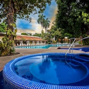 hoteles con piscina en melgar reserva